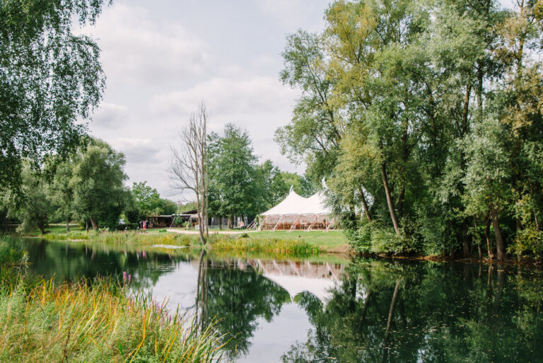 Halliford Mere Lakes Wedding Photography: Outdoor Wedding